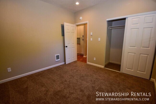 Building Photo - Beautiful Remodeled One Bedroom