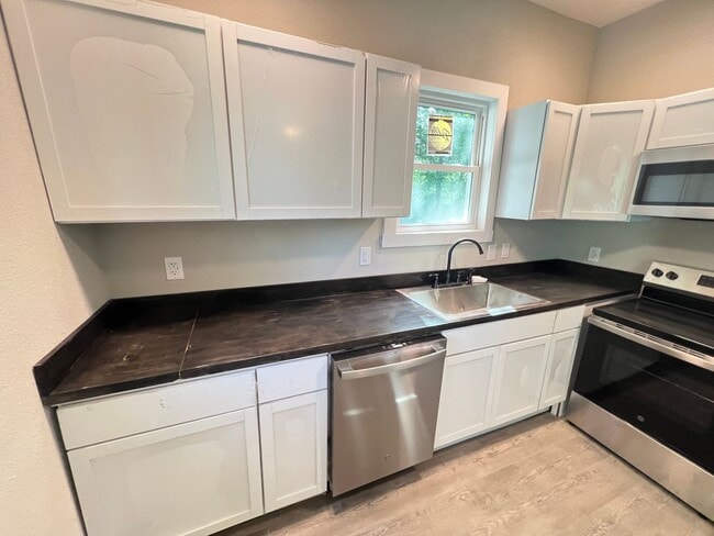 Building Photo - Newly Renovated 2 Bed, 2 Bath Duplex – Pet Friendly!