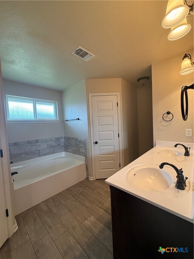 Building Photo - 7702 Blue Nile Dr