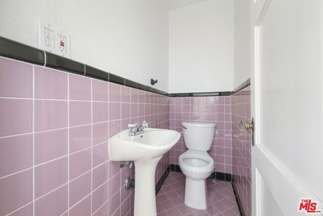 Building Photo - 2634 Lakewood Ave N