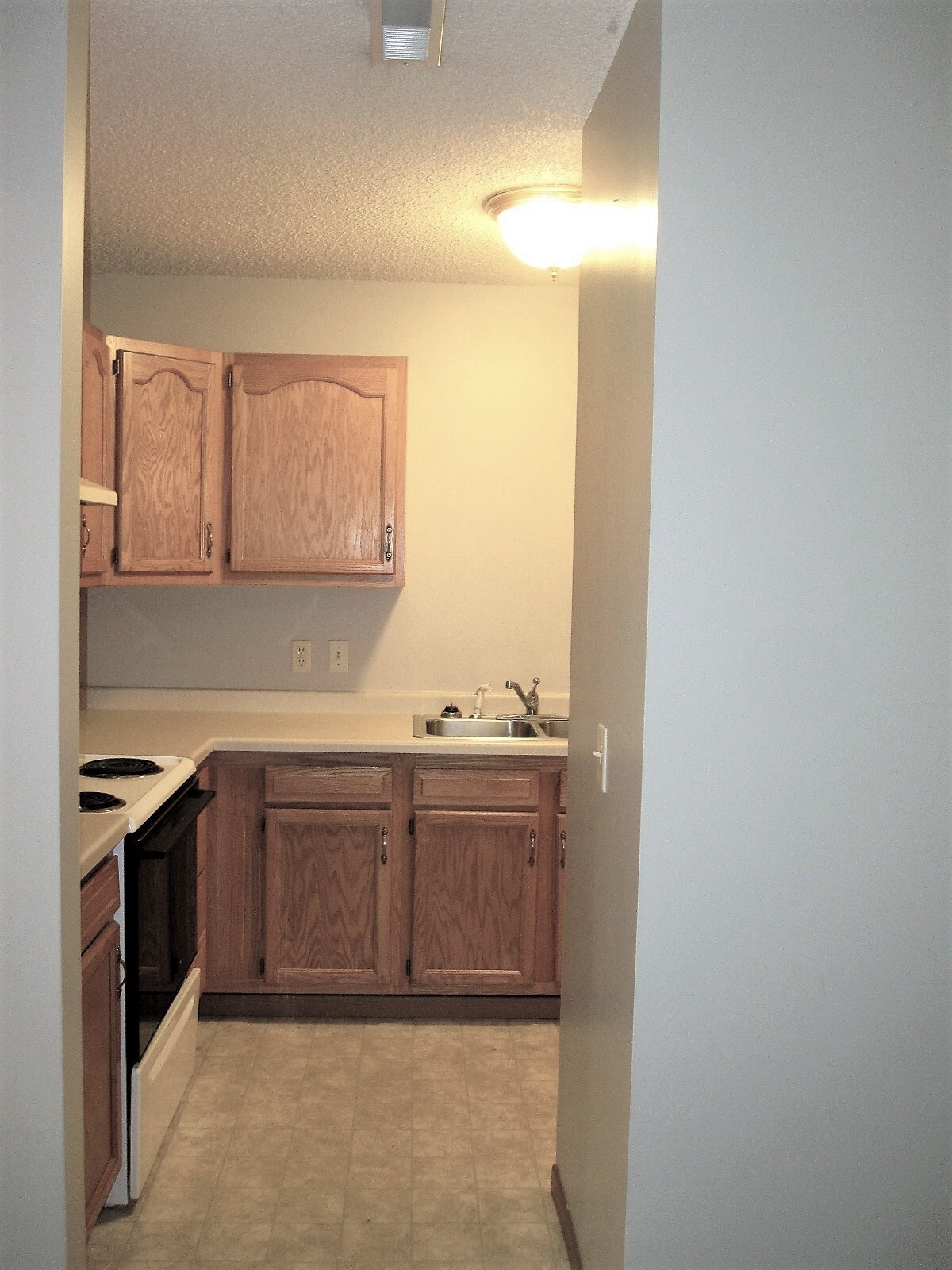 Building Photo - 626 W 8th St