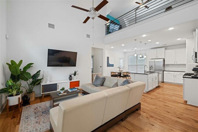 Building Photo - 2313 Capulet St