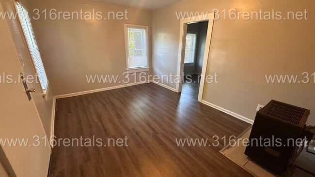 Building Photo - $495- 1 bed 1 bath - Duplex located in the Sunflower neighborhood