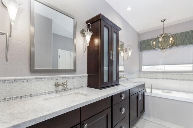 Building Photo - 7647 E Los Gatos Dr