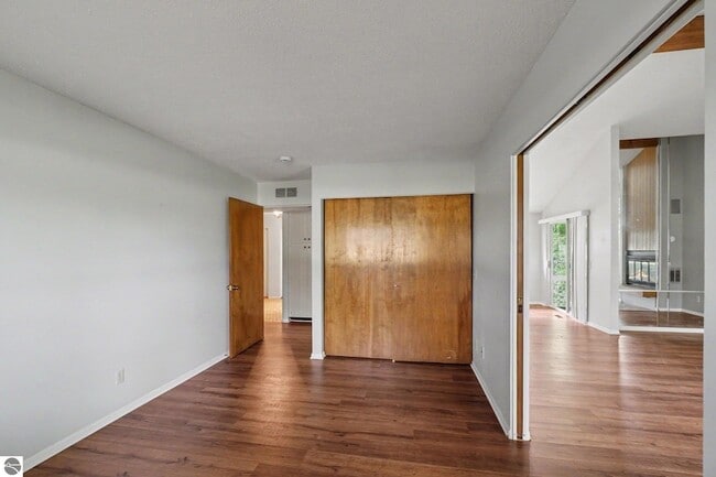Building Photo - 981 Meadowbrook Dr
