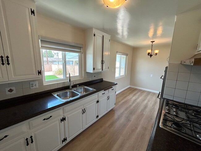 Building Photo - Beautifully Upgraded 3 Bed 2.5 Bath Home i...