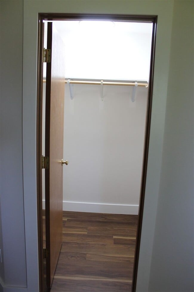 Building Photo - 3 Bedroom, 2 Bathroom House in Burlington!