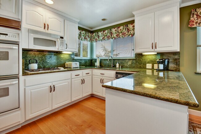 Building Photo - 2305 Tioga Dr