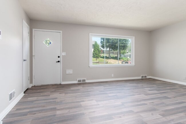 Building Photo - Spacious and Updated 4-Bedroom Home Near Field Club!