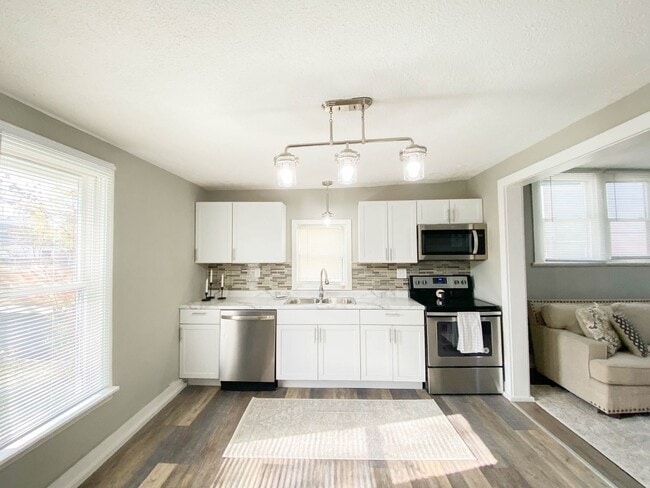 Building Photo - Beautiful 3 Bedroom Home!