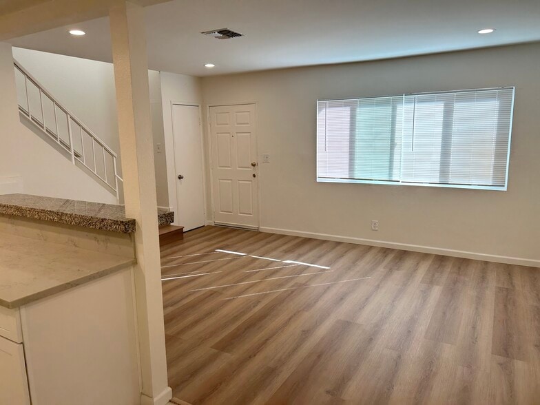 Building Photo - 915 Carob Way