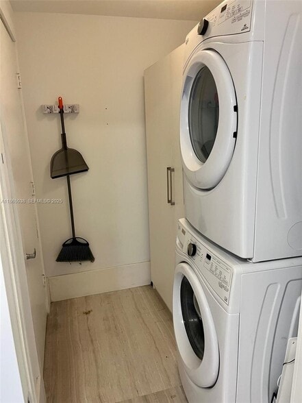 Building Photo - 17111 Biscayne Blvd