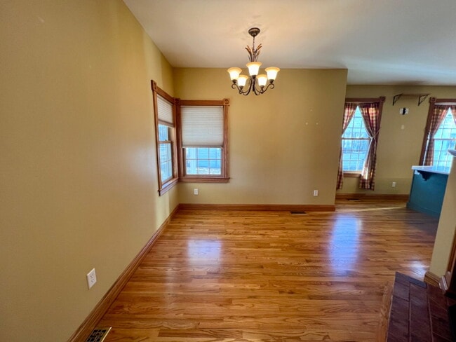 Building Photo - Charming Three Bedroom Home!