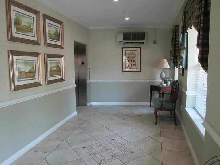 Lobby - 450 W Princess Anne Rd