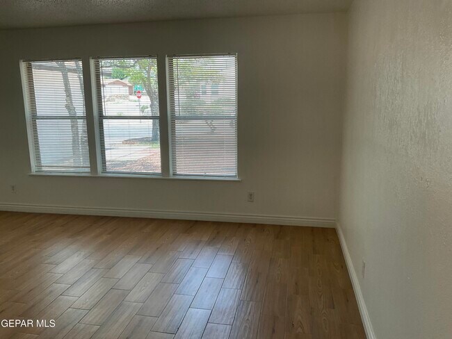 Building Photo - 335 Flynn Dr