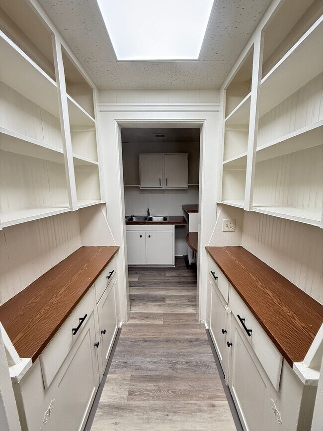 Building Photo - 334 W Wesley St