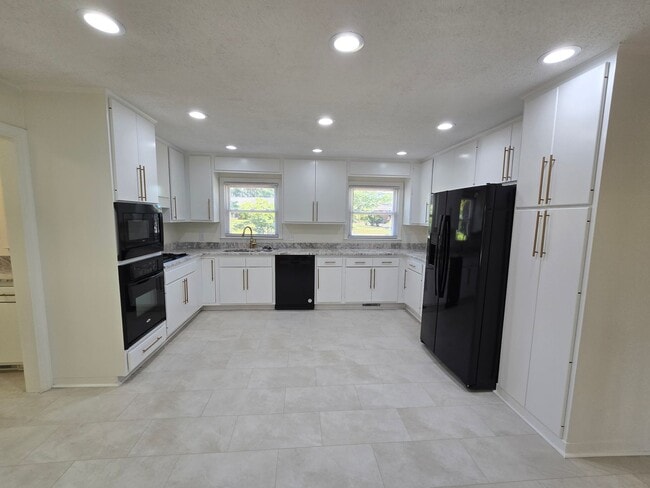 Building Photo - NEW LISTING!!!!!