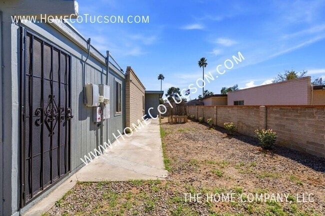 Building Photo - 7461 E Victoria Dr