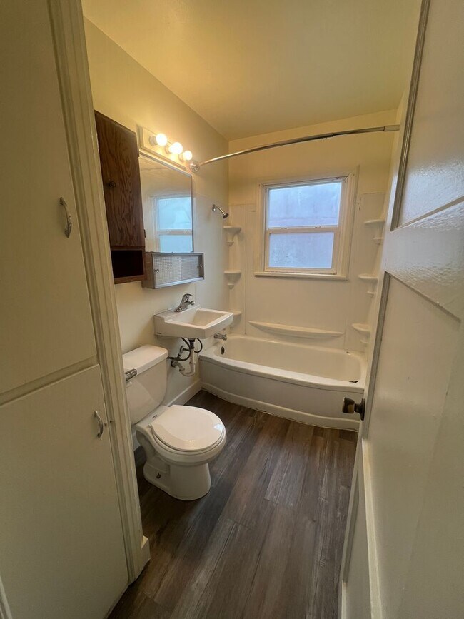 Building Photo - 1024-1026 E Bridger St