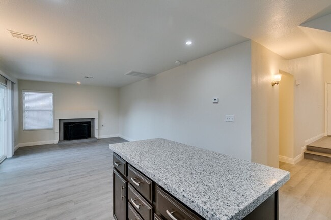 Building Photo - Beautiful 4-bedroom, 2.5-bath home in the highly desirable Green Valley/Henderson area!