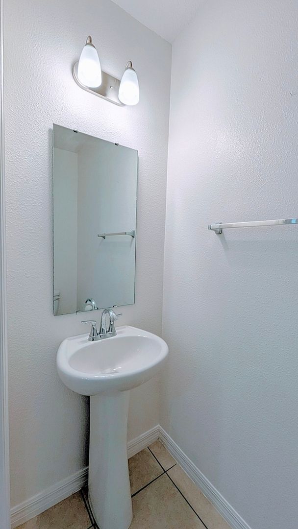 Building Photo - BEAUTIFUL 3-BEDROOM, 3-BATHROOM LUXURY TOW...