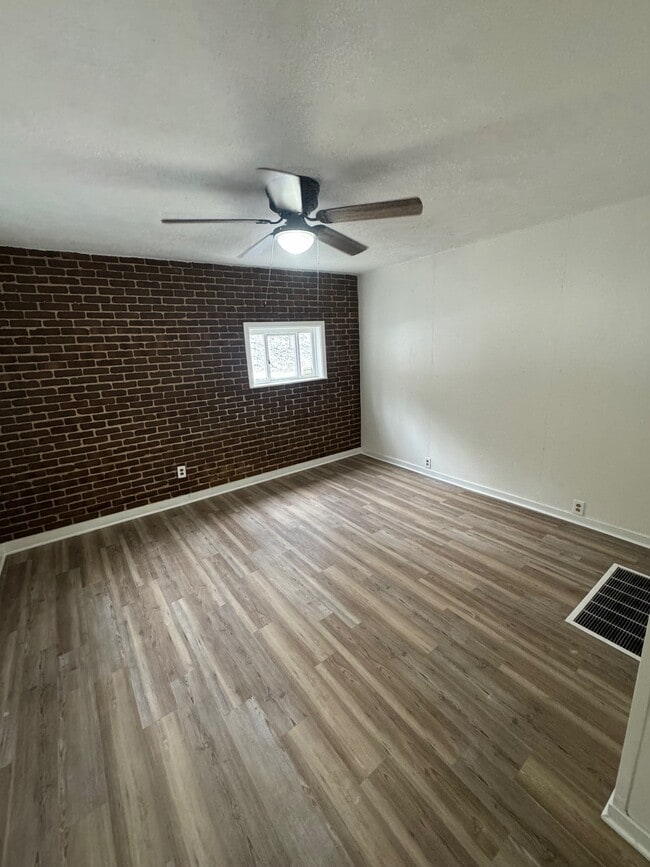 Building Photo - 595 Castle Ave