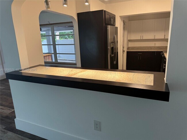 Building Photo - 985 NE 115th St