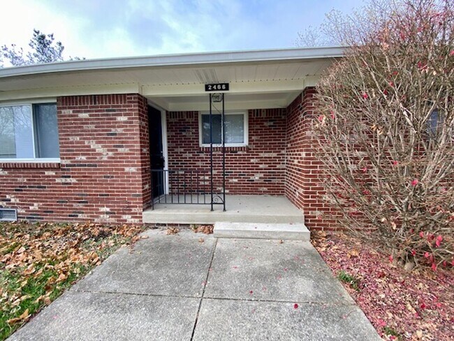 Building Photo - 2464/66 Tansel Rd - West