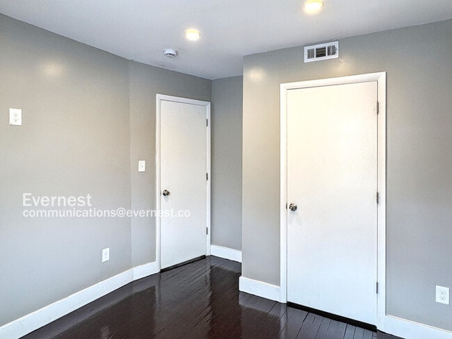 Building Photo - 747 Melville Ave