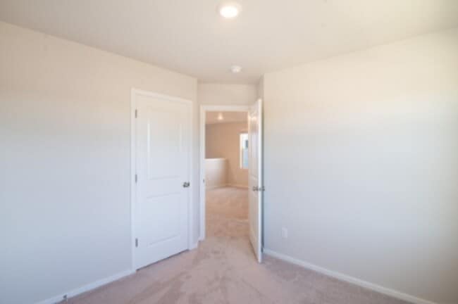 Building Photo - Beautiful newer construction 4 bed, 2.5 ba...