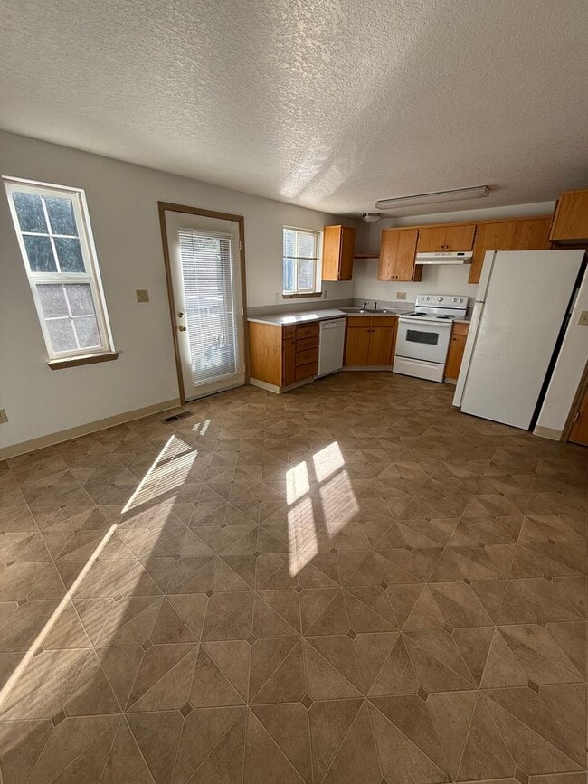 Building Photo - Nice town house!