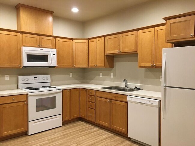 Building Photo - 502 SW Evergreen Ave