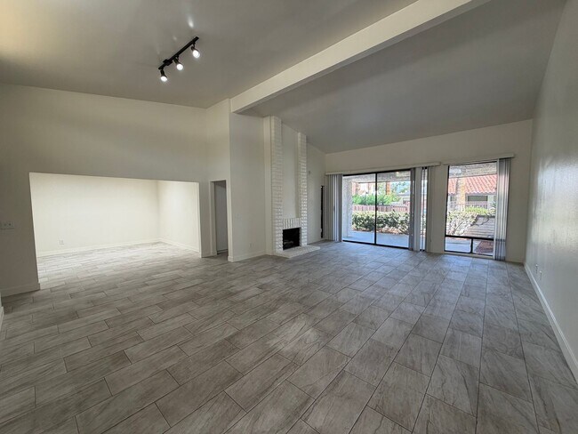 Building Photo - 3118 Espanol Dr