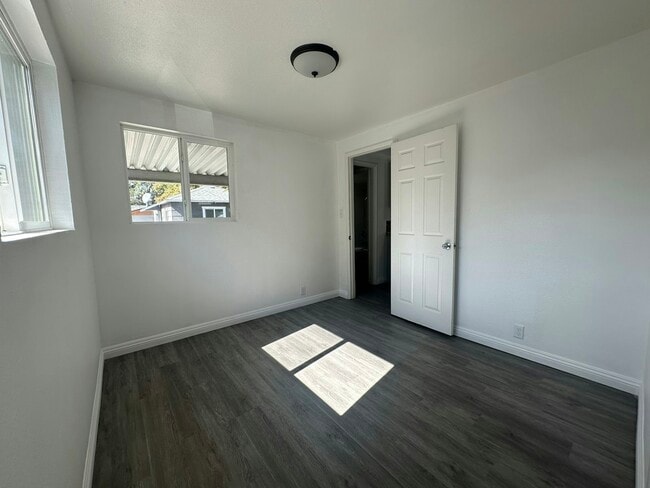 Building Photo - 827 16th St