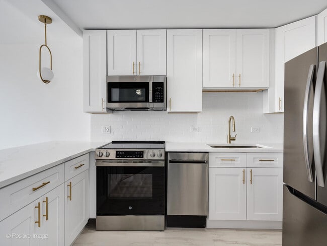 Building Photo - 5445 N Sheridan Rd