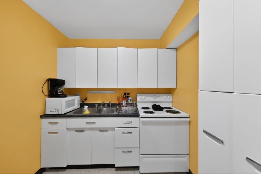 Building Photo - 7337 S South Shore Dr