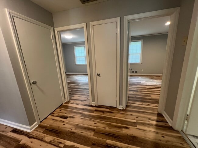 Building Photo - 5290 Green Hill Pl NE