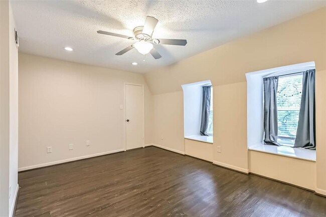 Building Photo - 496 N Post Oak Ln