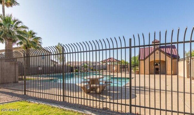 Building Photo - 2640 E La Costa Dr