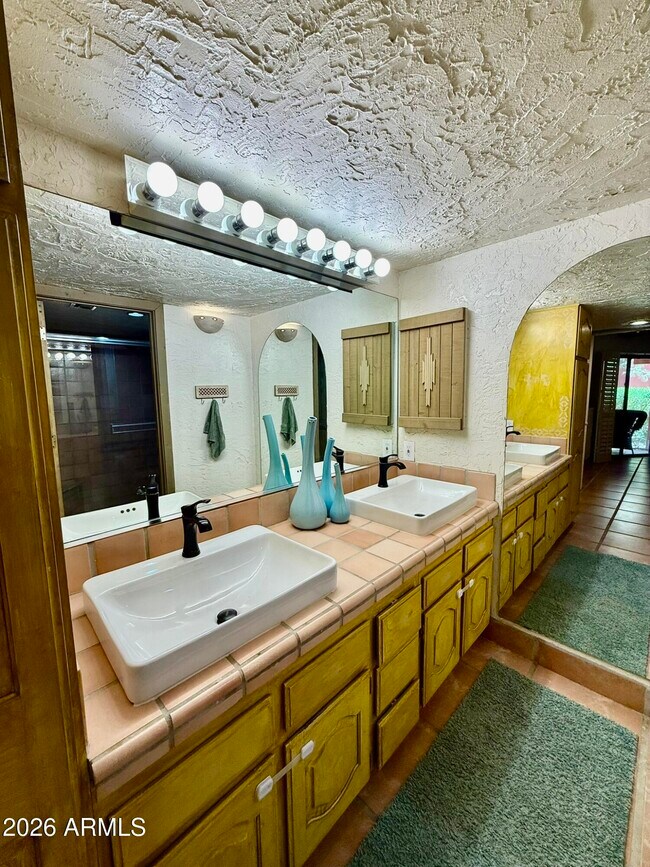 Building Photo - 4303 E Cactus Rd