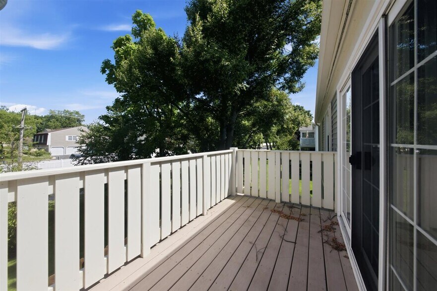 Building Photo - 1671 Grosvenor Cir