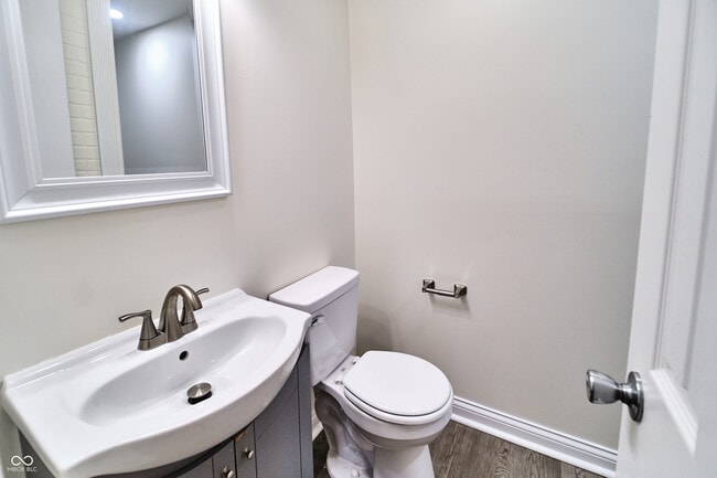 Building Photo - 635 Lake View Dr