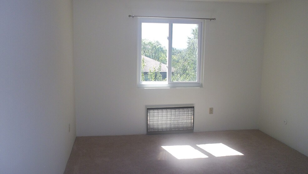MasterBed - 7 Wildwood St