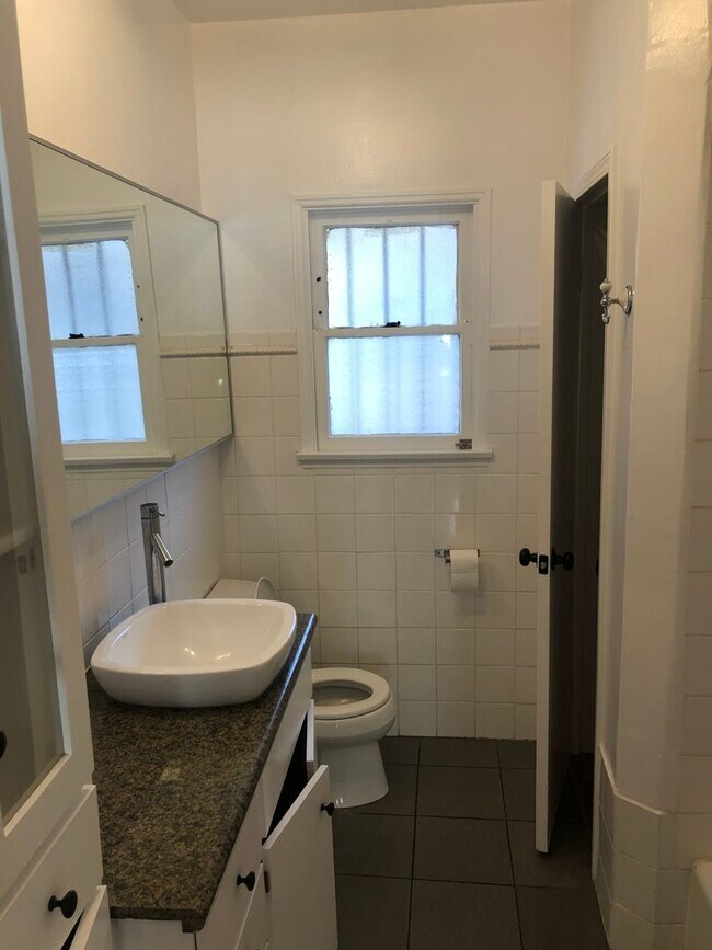 Building Photo - ******* BEAUTIFUL FRENCH NORMANDY STYLE 2BR APARTMENT *******