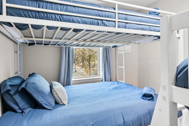 Building Photo - Lakefront Luxury Retreat, 5 Beds, 3 Baths, Quiet Gated Community.