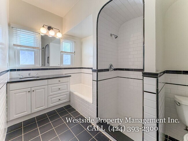 Building Photo - 448 N Orange Grove Ave