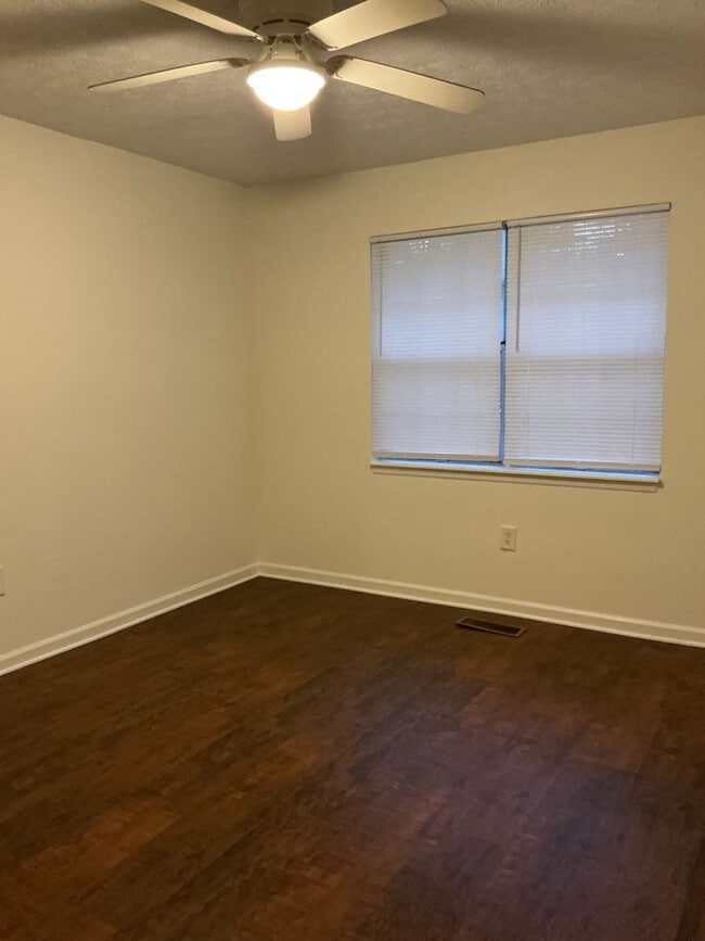 Building Photo - 2 bedroom, 2 bath duplex in Sleepy Creek off Lumpkin Street! Move-in Ready