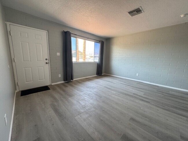 Building Photo - 2BR Remodeled and Updated, Large cement pa...