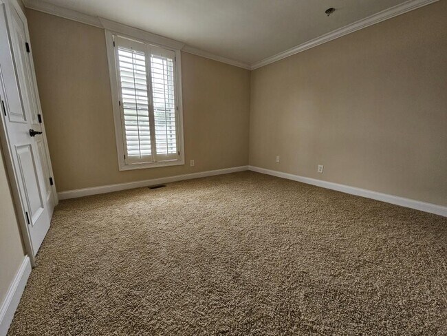 Building Photo - 1085 Holly Dr