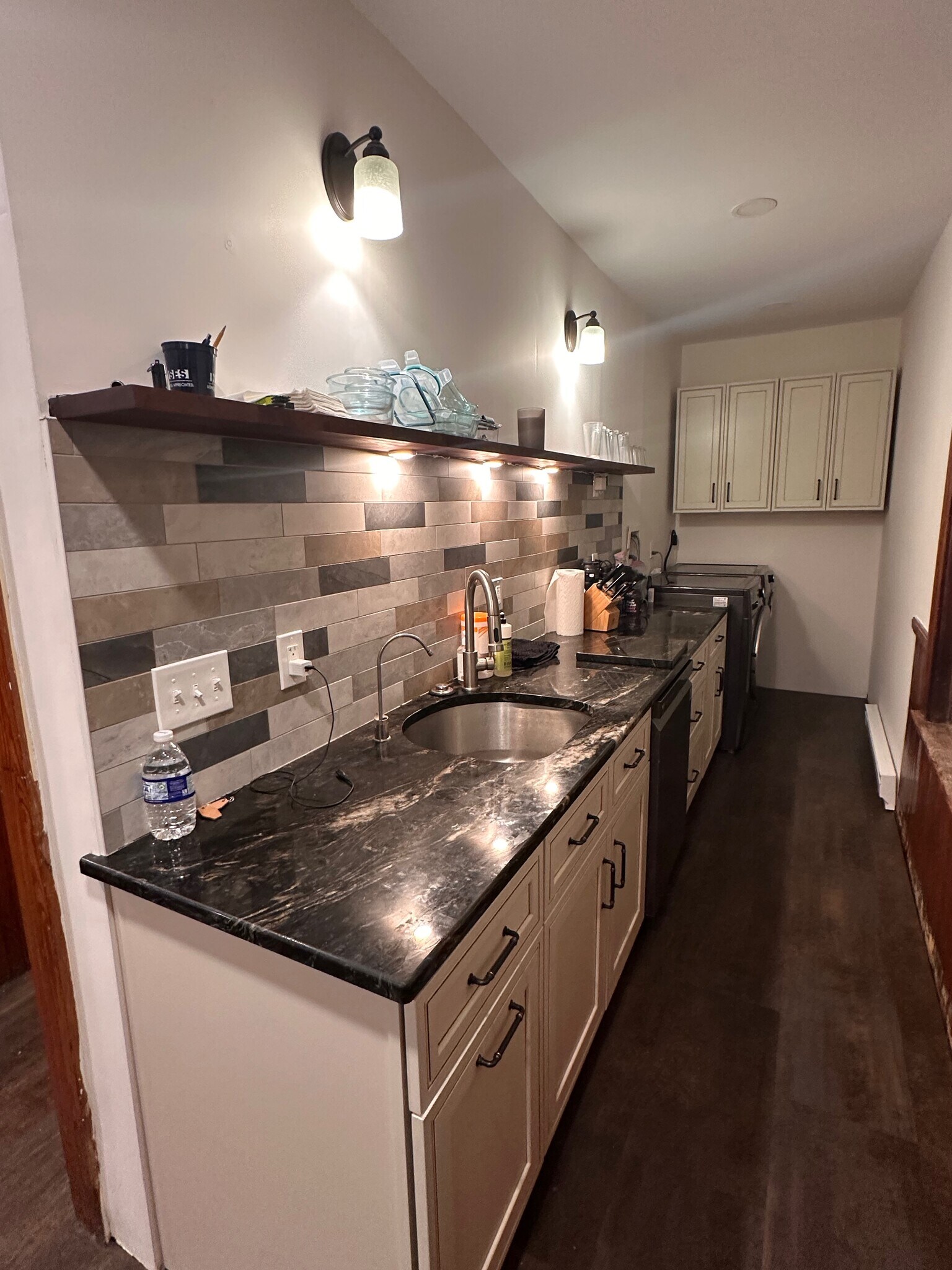 Building Photo - 25 Dustin St